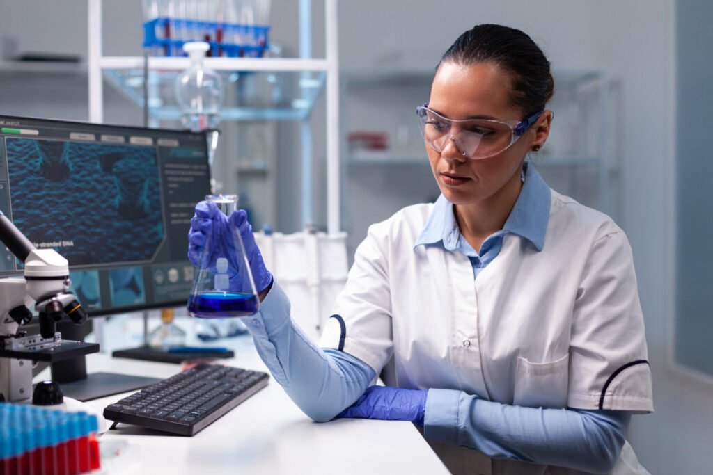 Travel MLS/CLS Contracts: Rates, Requirements & Agencies Travel MLS/CLS Jobs - Medical Laboratory Scientist working in a lab